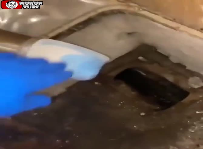 Video: An really unusual method of pipe maintenance!